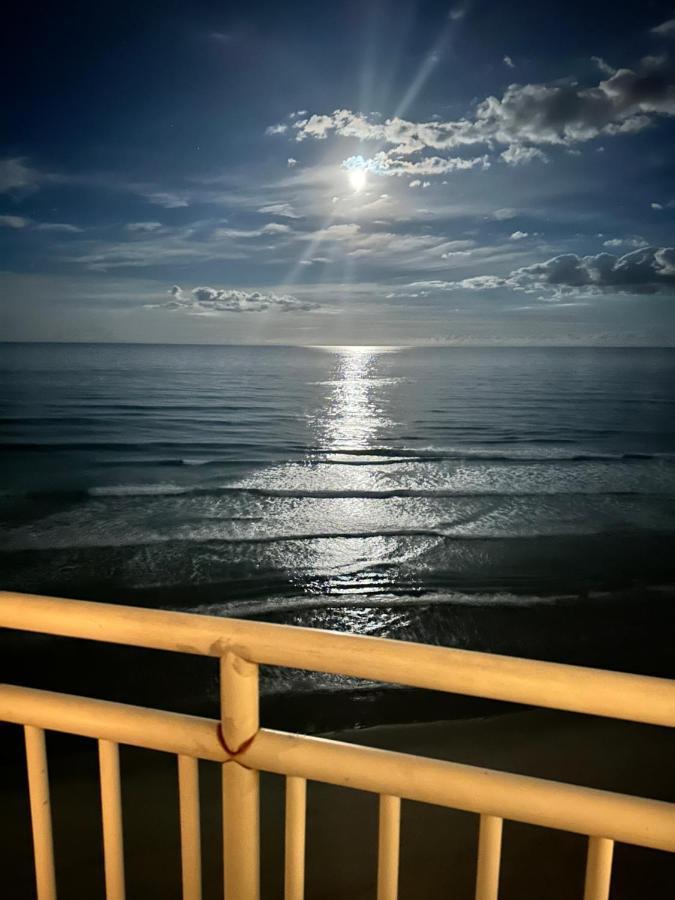 Beach Oasis 704 Lovely Daytona Ocean Front For 5 Sleeps Up To 12 Daytona Beach Extérieur photo